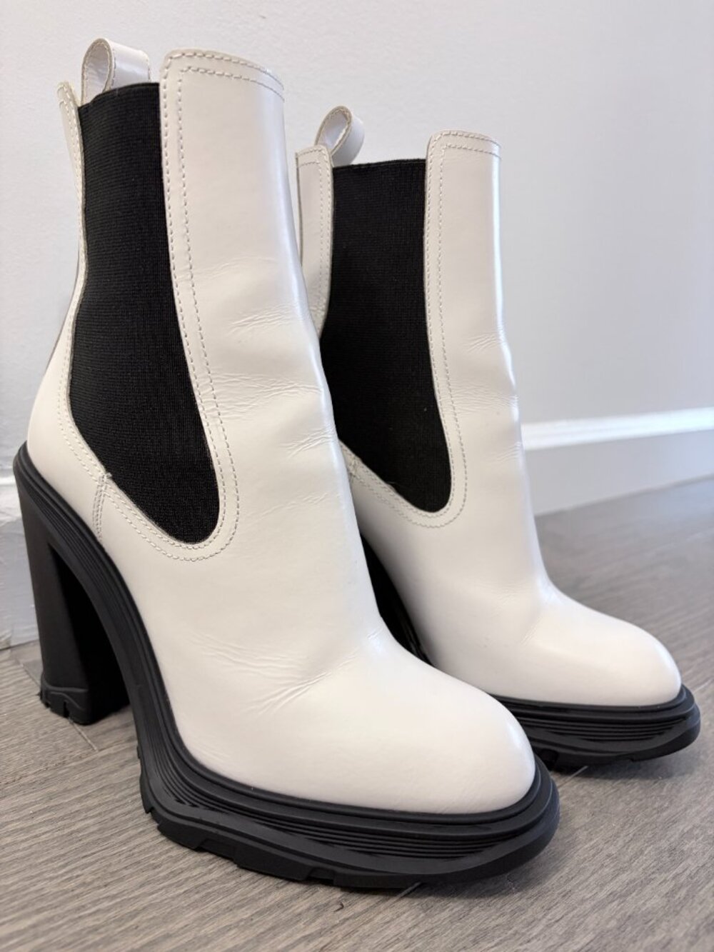 Alexander McQueen Ivory Leather Chelsea Ankle Boots SIZE 37 EU
